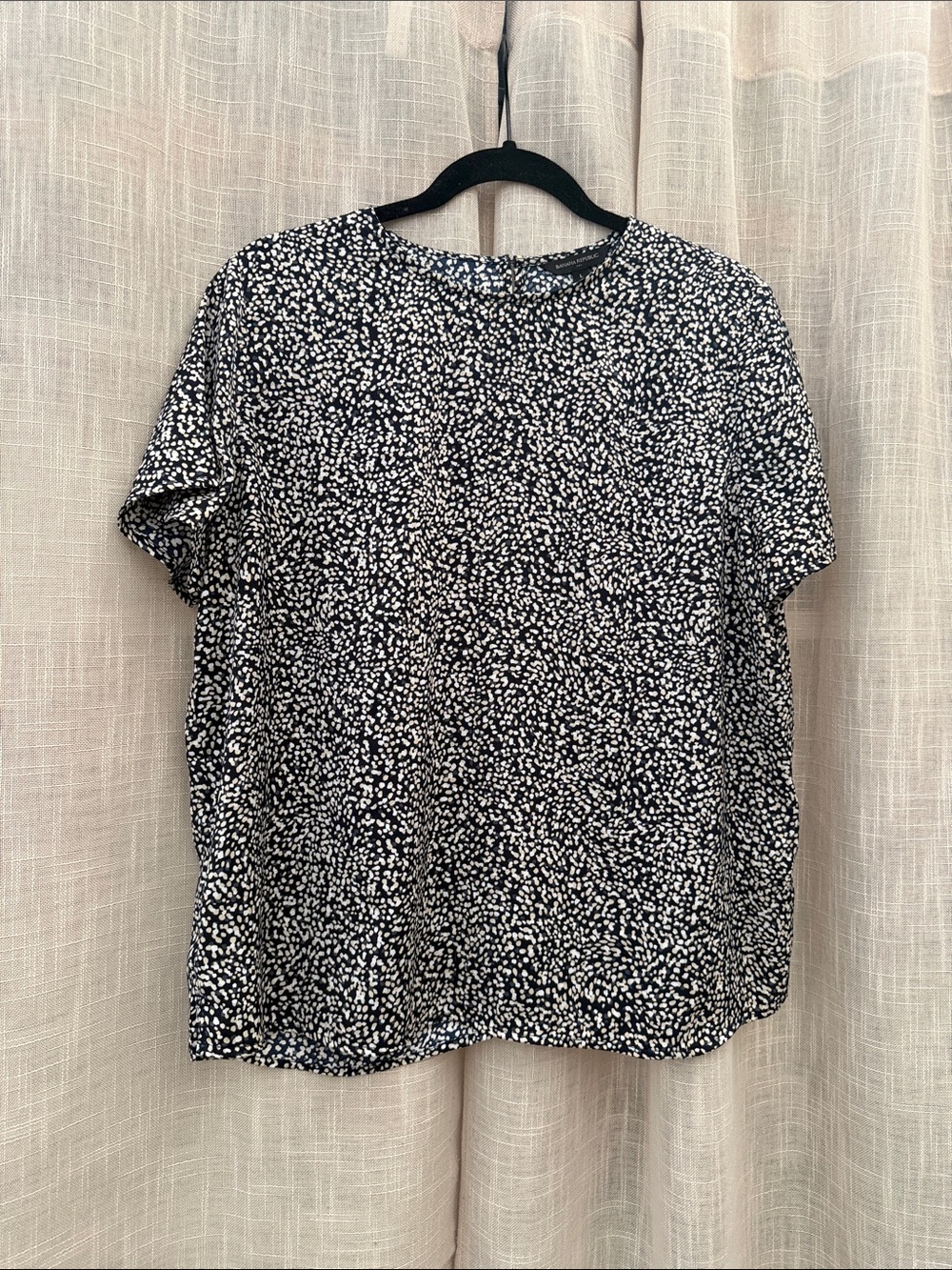 Banana Republic Women's Blue and White Printed Short Sleeve Shirt